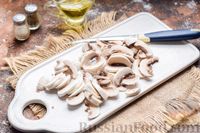 Фото приготовления рецепта: Макароны с говяжьим фаршем, грибами и сметаной (на сковороде) - шаг №3