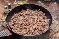 Фото приготовления рецепта: Макароны с говяжьим фаршем, грибами и сметаной (на сковороде) - шаг №2