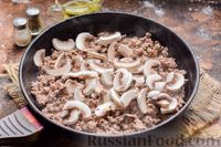 Фото приготовления рецепта: Макароны с говяжьим фаршем, грибами и сметаной (на сковороде) - шаг №4