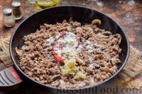 Фото приготовления рецепта: Макароны с говяжьим фаршем, грибами и сметаной (на сковороде) - шаг №6
