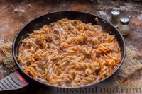 Фото приготовления рецепта: Макароны с говяжьим фаршем, грибами и сметаной (на сковороде) - шаг №10