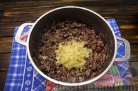 Фото приготовления рецепта: Дрожжевые пирожки с фасолью и чесночным соусом (в духовке) - шаг №14