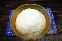 Фото приготовления рецепта: Дрожжевые пирожки с фасолью и чесночным соусом (в духовке) - шаг №10