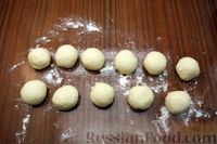 Фото приготовления рецепта: Дрожжевые пирожки с фасолью и чесночным соусом (в духовке) - шаг №16