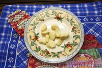 Фото приготовления рецепта: Дрожжевые пирожки с фасолью и чесночным соусом (в духовке) - шаг №24