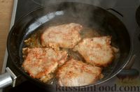 Фото приготовления рецепта: Драники, запечённые со свининой и сметанно-луковым соусом - шаг №11