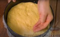Фото приготовления рецепта: Сахарный пирог со сливочной пропиткой - шаг №6