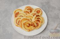 Фото приготовления рецепта: Творожные оладьи с яблочным припёком - шаг №9