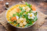 Фото к рецепту: Слоёный салат с курицей, морковью по-корейски, солёными огурцами, сыром и кукурузой