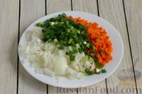 Фото приготовления рецепта: Суп с капустой, сельдереем и зелёным горошком - шаг №2