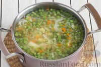 Фото приготовления рецепта: Суп с капустой, сельдереем и зелёным горошком - шаг №6