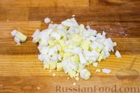 Фото приготовления рецепта: Салат с кальмарами, огурцом и яйцом - шаг №4