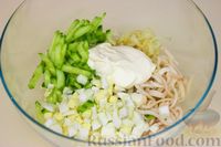 Фото приготовления рецепта: Салат с кальмарами, огурцом и яйцом - шаг №5