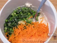 Фото приготовления рецепта: Манник на сметане, с зелёным горошком, морковью и спаржевой фасолью - шаг №6