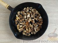 Фото приготовления рецепта: Открытые мини-пироги с грибами и сыром (из дрожжевого теста) - шаг №10