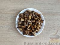 Фото приготовления рецепта: Открытые мини-пироги с грибами и сыром (из дрожжевого теста) - шаг №11