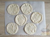Фото приготовления рецепта: Открытые мини-пироги с грибами и сыром (из дрожжевого теста) - шаг №14