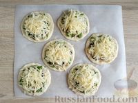 Фото приготовления рецепта: Открытые мини-пироги с грибами и сыром (из дрожжевого теста) - шаг №17