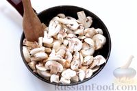 Фото приготовления рецепта: Картофельная запеканка с грибами в сливочном соусе - шаг №5