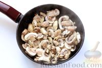 Фото приготовления рецепта: Картофельная запеканка с грибами в сливочном соусе - шаг №6