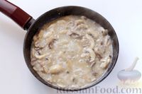 Фото приготовления рецепта: Картофельная запеканка с грибами в сливочном соусе - шаг №10