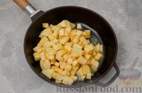 Фото приготовления рецепта: Десерт с карамелизированными яблоками, взбитыми сливками и грецкими орехами - шаг №4