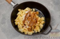 Фото приготовления рецепта: Десерт с карамелизированными яблоками, взбитыми сливками и грецкими орехами - шаг №5
