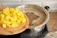 Фото приготовления рецепта: Чечевичный суп с консервированной фасолью и копчёной курицей - шаг №10