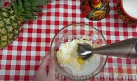 Фото приготовления рецепта: Бисквитный пирог с творожной начинкой и ананасом - шаг №1