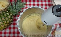 Фото приготовления рецепта: Бисквитный пирог с творожной начинкой и ананасом - шаг №3