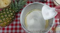 Фото приготовления рецепта: Бисквитный пирог с творожной начинкой и ананасом - шаг №4
