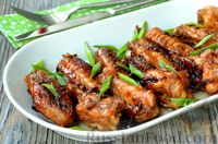 Фото к рецепту: Пикантные куриные крылышки, жаренные с кока-колой и соевым соусом