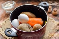 Фото приготовления рецепта: Слоёный салат со шпротами, картофелем, свёклой, морковью и сыром - шаг №2