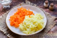 Фото приготовления рецепта: Слоёный салат со шпротами, картофелем, свёклой, морковью и сыром - шаг №3