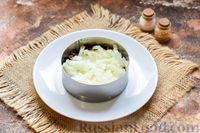 Фото приготовления рецепта: Слоёный салат со шпротами, картофелем, свёклой, морковью и сыром - шаг №9