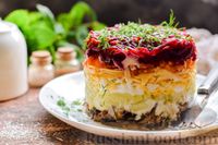 Фото приготовления рецепта: Слоёный салат со шпротами, картофелем, свёклой, морковью и сыром - шаг №17
