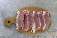 Фото приготовления рецепта: Свинина, запечённая с томатно-сметанным соусом и сыром - шаг №2