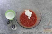 Фото приготовления рецепта: Свинина, запечённая с томатно-сметанным соусом и сыром - шаг №6