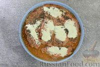 Фото приготовления рецепта: Свинина, запечённая с томатно-сметанным соусом и сыром - шаг №9