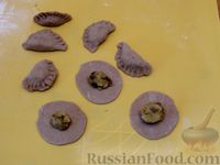 Фото приготовления рецепта: Гречневые вареники с картошкой и грибами - шаг №14