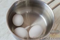 Фото приготовления рецепта: Курник из слоёного теста, с блинами, курицей, рисом, грибами и яйцами - шаг №4