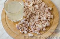 Фото приготовления рецепта: Курник из слоёного теста, с блинами, курицей, рисом, грибами и яйцами - шаг №12