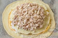Фото приготовления рецепта: Курник из слоёного теста, с блинами, курицей, рисом, грибами и яйцами - шаг №26