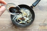 Фото приготовления рецепта: Жареная рыба с винно-соевым соусом, луком и имбирём - шаг №9