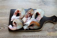 Фото приготовления рецепта: Жареная рыба с винно-соевым соусом, луком и имбирём - шаг №2