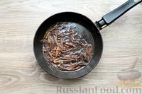Фото приготовления рецепта: Жареная рыба с винно-соевым соусом, луком и имбирём - шаг №12