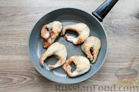Фото приготовления рецепта: Жареная рыба с винно-соевым соусом, луком и имбирём - шаг №4