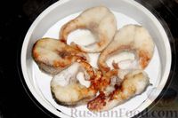 Фото приготовления рецепта: Жареная рыба с винно-соевым соусом, луком и имбирём - шаг №5