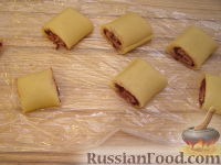 Фото приготовления рецепта: Песочные рулетики с вишневой начинкой - шаг №11