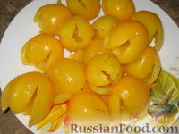 Фото приготовления рецепта: Закуска из помидоров "Желтые тюльпаны" - шаг №5